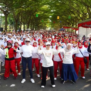 Mbak Cicha Ajak Ratusan Lansia Senam di SLG, Kampanyekan Hidup Bugar di Usia Senja Mbak Cicha Ajak Ratusan Lansia Senam di SLG, Kampanyekan Hidup Bugar di Usia Senja