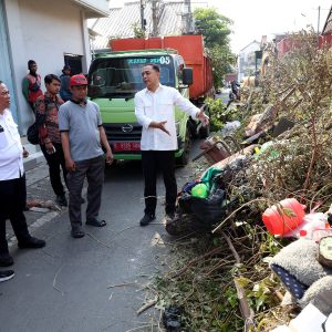 Sidak Hasil Kerja Bakti, Eri Kaget Lihat Tumpukan Sampah Berbagai Jenis