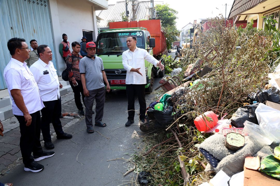 Sidak Hasil Kerja Bakti, Eri Kaget Lihat Tumpukan Sampah Berbagai Jenis