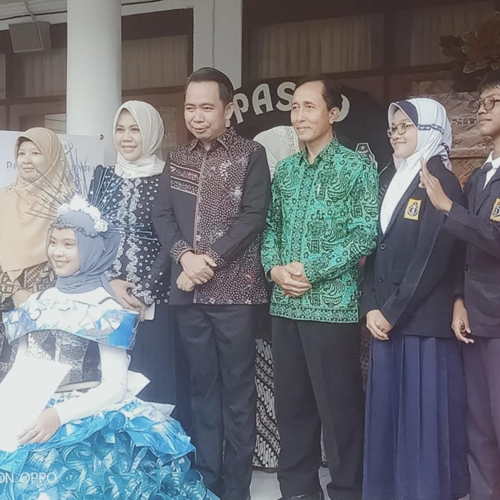 Bupati Jember dan Ketua TP PKK Apresiasi Kerajinan Berbahan Limbah SMPN 1 Kencong