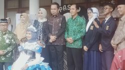 Bupati Jember dan Ketua TP PKK Apresiasi Kerajinan Berbahan Limbah SMPN 1 Kencong
