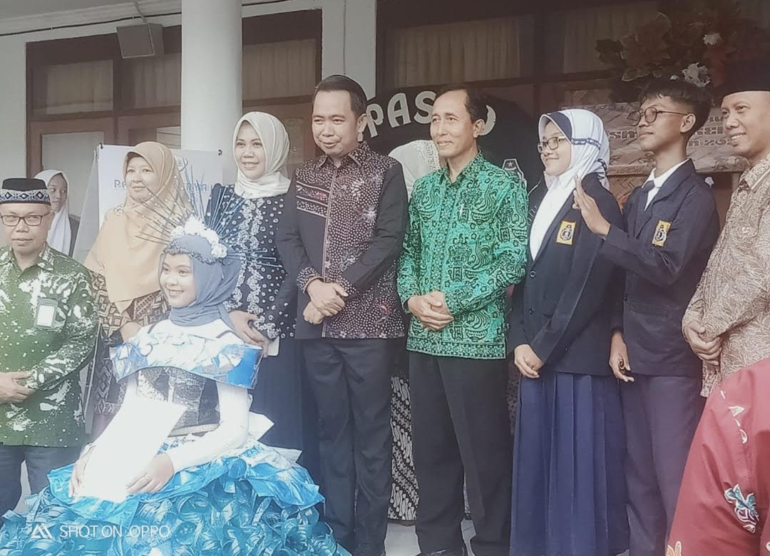 Bupati Jember dan Ketua TP PKK Apresiasi Kerajinan Berbahan Limbah SMPN 1 Kencong
