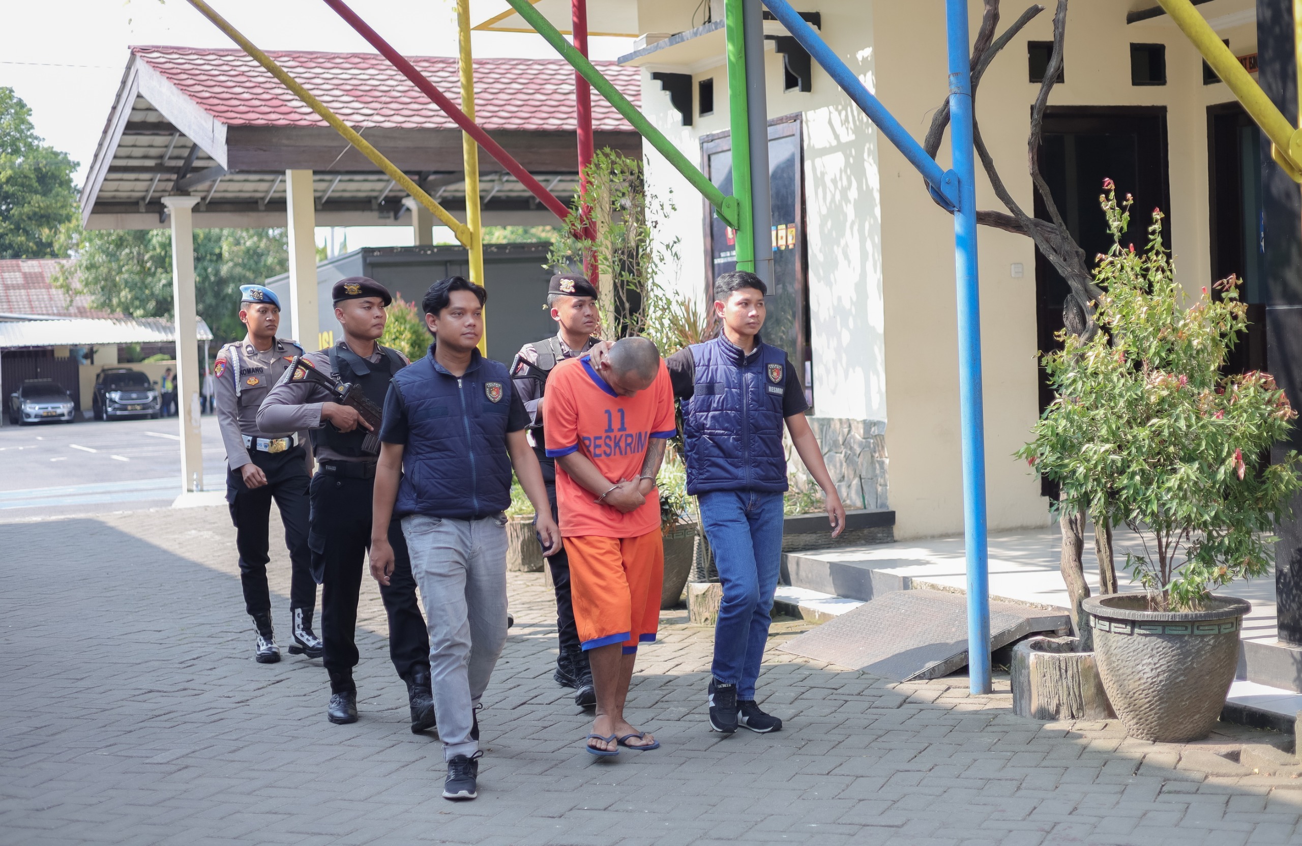 Dia yang Mencintai, Dia yang Membunuh