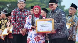 Wali Kota Mojokerto Terima Penghargaan Tokoh Pembina Koperasi Dari Gubernur