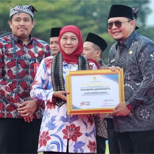 Wali Kota Mojokerto Terima Penghargaan Tokoh Pembina Koperasi Dari Gubernur