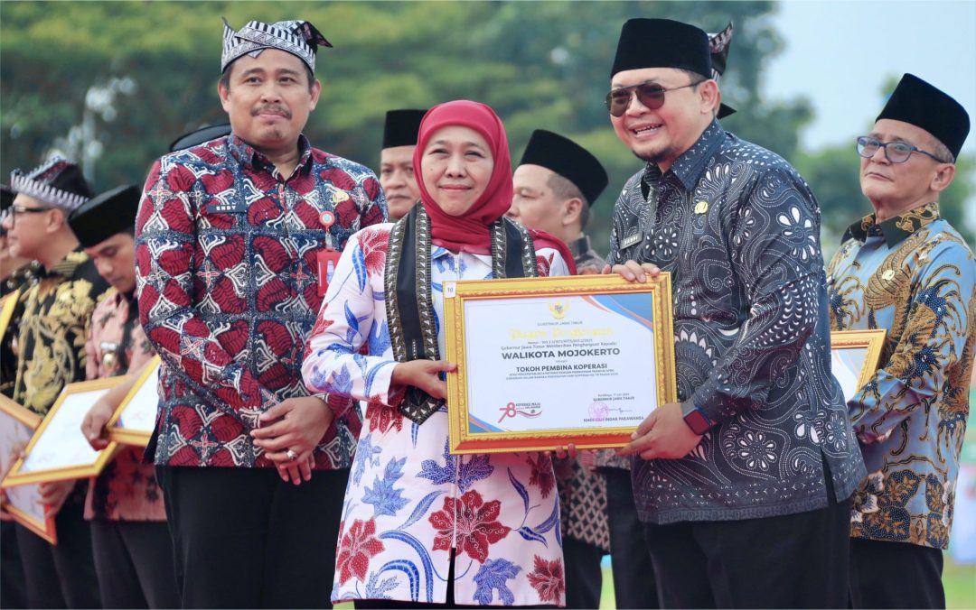 Wali Kota Mojokerto Terima Penghargaan Tokoh Pembina Koperasi Dari Gubernur
