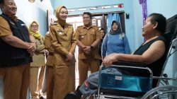 Mbak Wali Kediri Serahkan Bantuan Sosial Langsung ke Rumah Warga