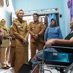 Mbak Wali Kediri Serahkan Bantuan Sosial Langsung ke Rumah Warga Mbak Wali Kediri Serahkan Bantuan Sosial Langsung ke Rumah Warga