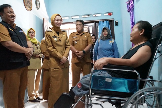 Mbak Wali Kediri Serahkan Bantuan Sosial Langsung ke Rumah Warga