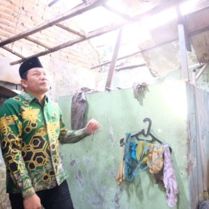 Bupati Subandi Datangi Tiga Warga Tempati Rumah Tak Layah Huni