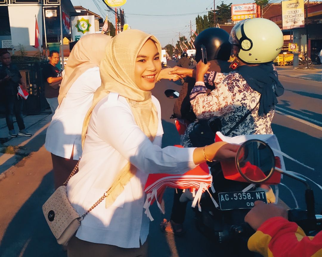 Cinta Tanah Air, Partai Gerindra Kabupaten Blitar Bagikan Bendera Merah Putih kepada Masyarakat