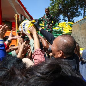 GPM Serentak di Surabaya Distribusikan 10 Ton Beras, Kata Gubernur Khofifah…