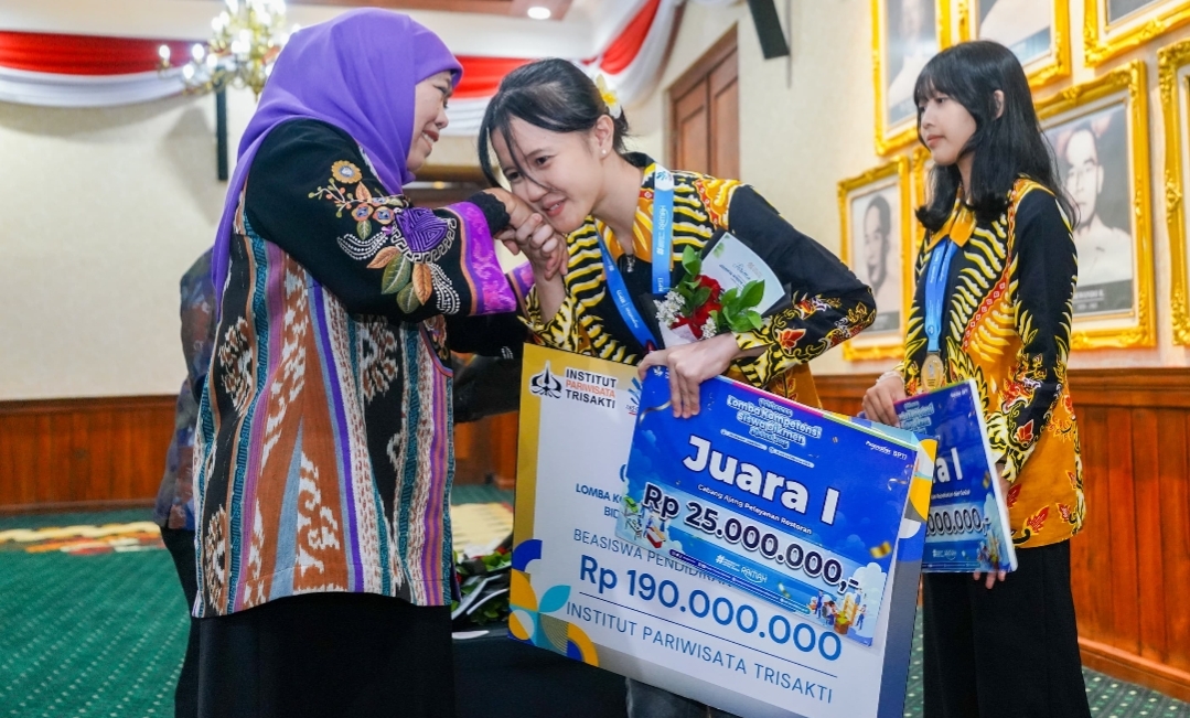 Raih 20 Emas di LKS Dikmen Nasional 2025, Khofifah: Bukti Pendidikan Vokasi Jatim Semakin Unggul