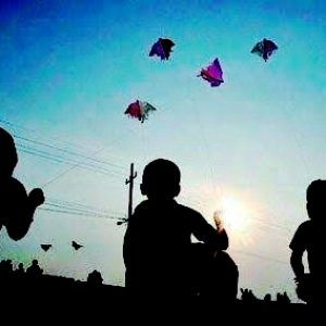 Surabaya Musim Layangan, Satpol PP Sisir Jalan Raya Surabaya Musim Layangan, Satpol PP Sisir Jalan Raya