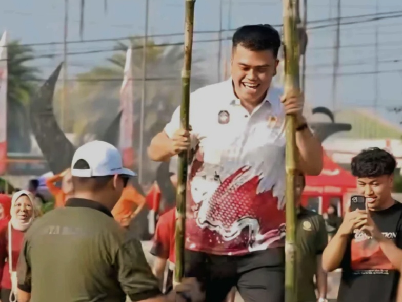 Isi Hari Kemerdekaan dengan Hal Positif, Wali Kota Blitar Bermain Egrang Diacara Car Free Day