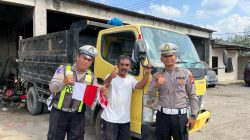 Satlantas Polres Magetan Lakukan Pemasangan Bendera pada Angkutan Barang & Penumpang