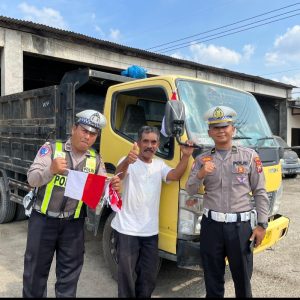 Satlantas Polres Magetan Lakukan Pemasangan Bendera pada Angkutan Barang & Penumpang Satlantas Polres Magetan Lakukan Pemasangan Bendera pada Angkutan Barang & Penumpang