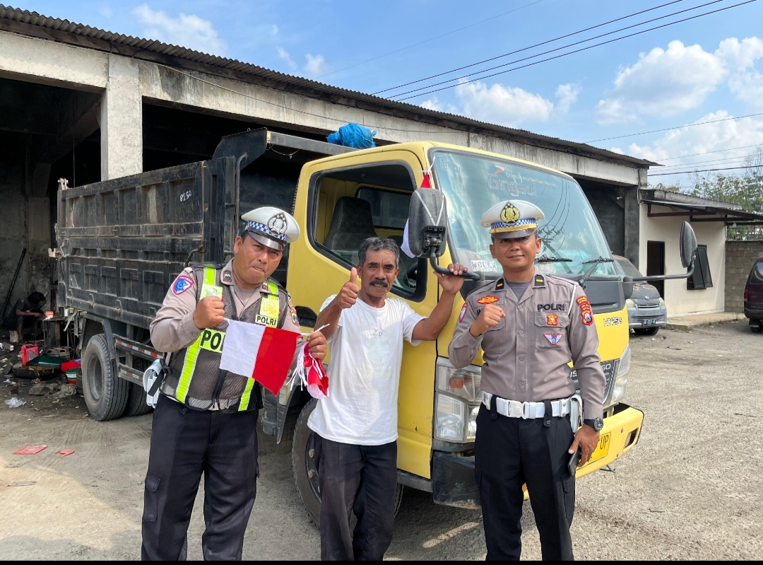 Satlantas Polres Magetan Lakukan Pemasangan Bendera pada Angkutan Barang & Penumpang
