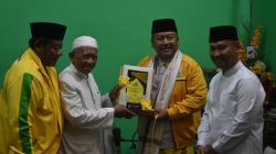 Kyai Abdul Matin Bejagung Tuban  Kalungkan Surban Ketua Golkar Jatim Ali Mufthi dan Doakan Golkar Menang Pemilu 2029