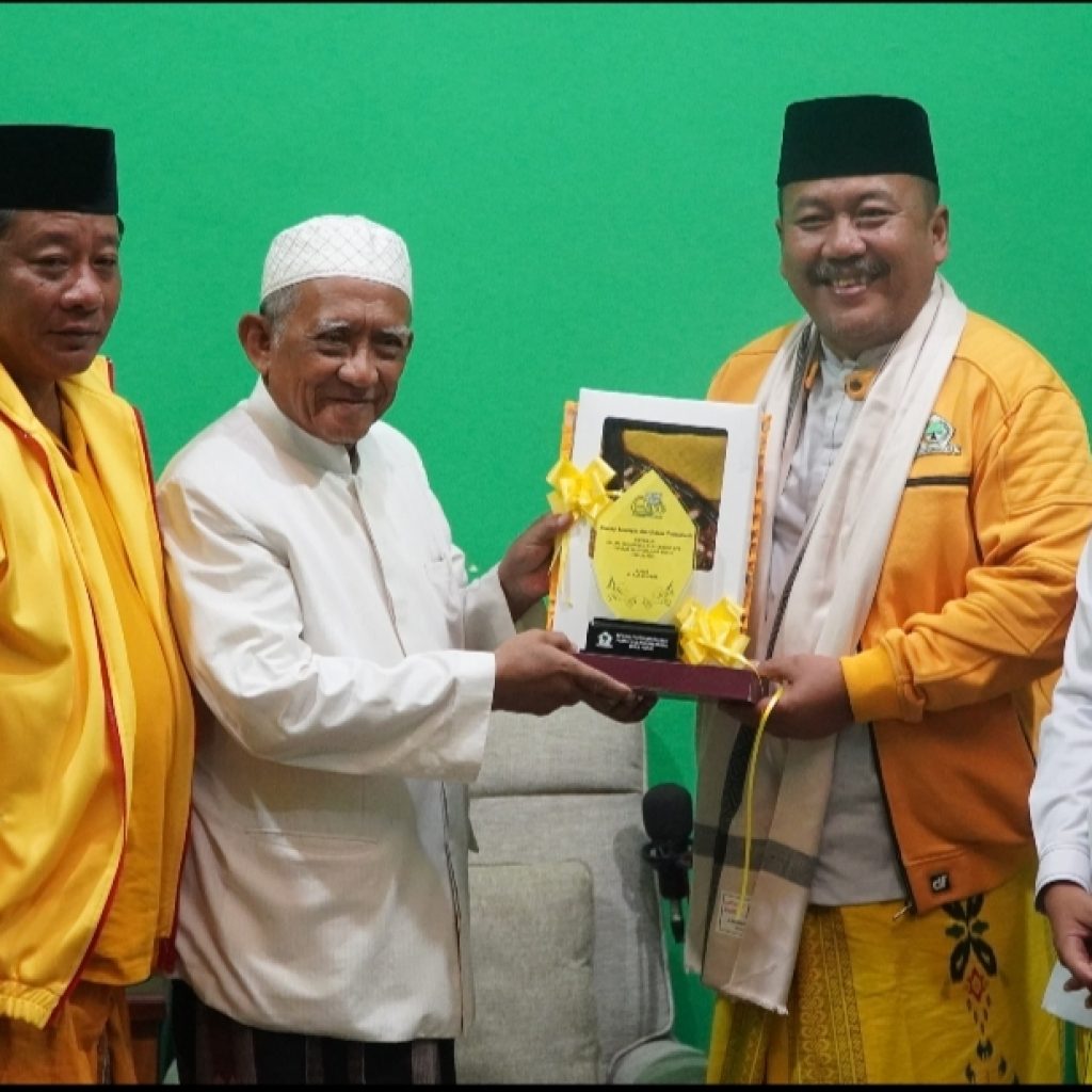 Kyai Abdul Matin Bejagung Tuban  Kalungkan Surban Ketua Golkar Jatim Ali Mufthi dan Doakan Golkar Menang Pemilu 2029