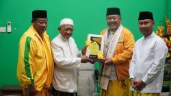 Kyai Abdul Matin Bejagung Tuban  Kalungkan Surban Ketua Golkar Jatim Ali Mufthi dan Doakan Golkar Menang Pemilu 2029