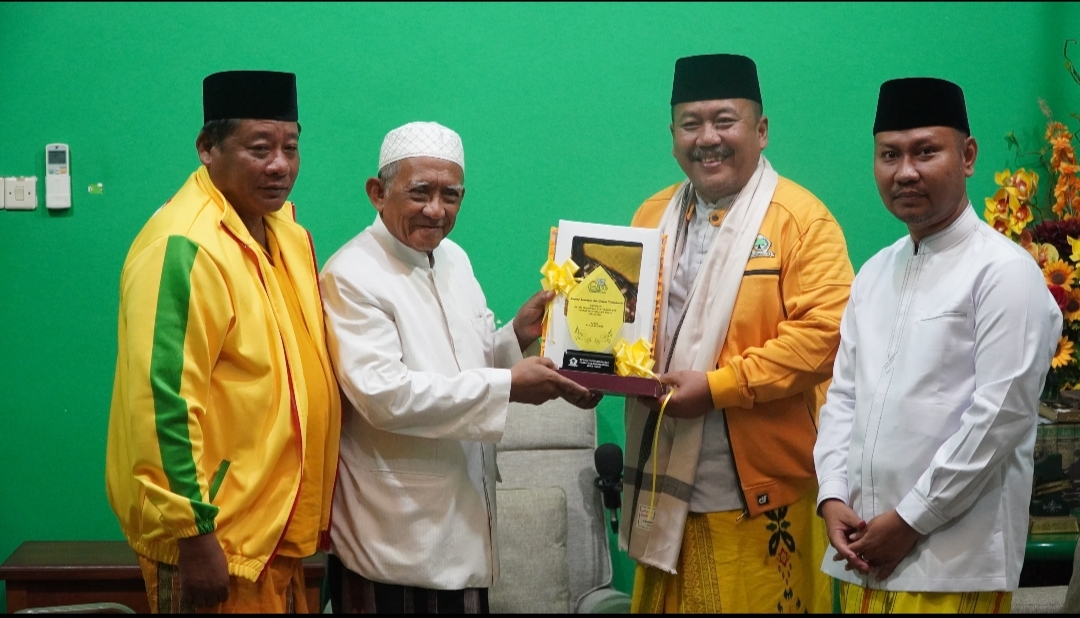 Kyai Abdul Matin Bejagung Tuban  Kalungkan Surban Ketua Golkar Jatim Ali Mufthi dan Doakan Golkar Menang Pemilu 2029