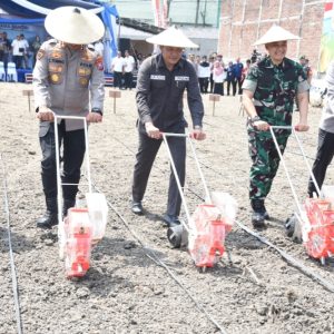 Dukung Swasembada Pangan Nasional, Bupati Subandi dan Santri Gus Ali Tanam Jagung Dukung Swasembada Pangan Nasional, Bupati Subandi dan Santri Gus Ali Tanam Jagung