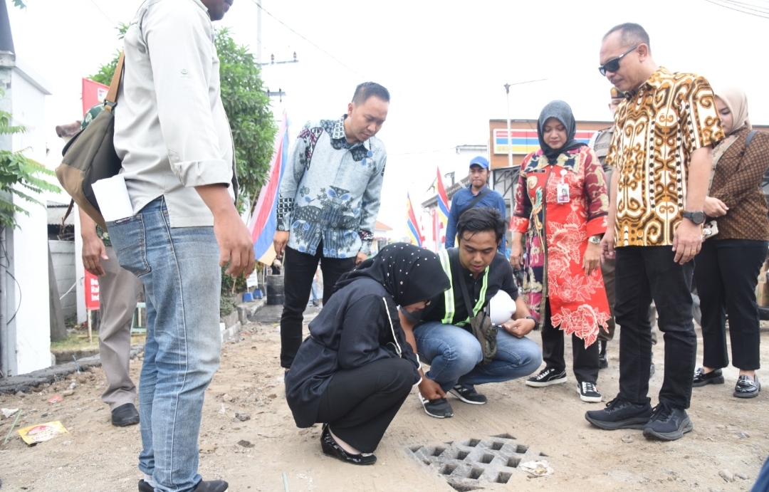 Wabub Mimik Idayana Tinjau Betonisasi Gedangan-Betro