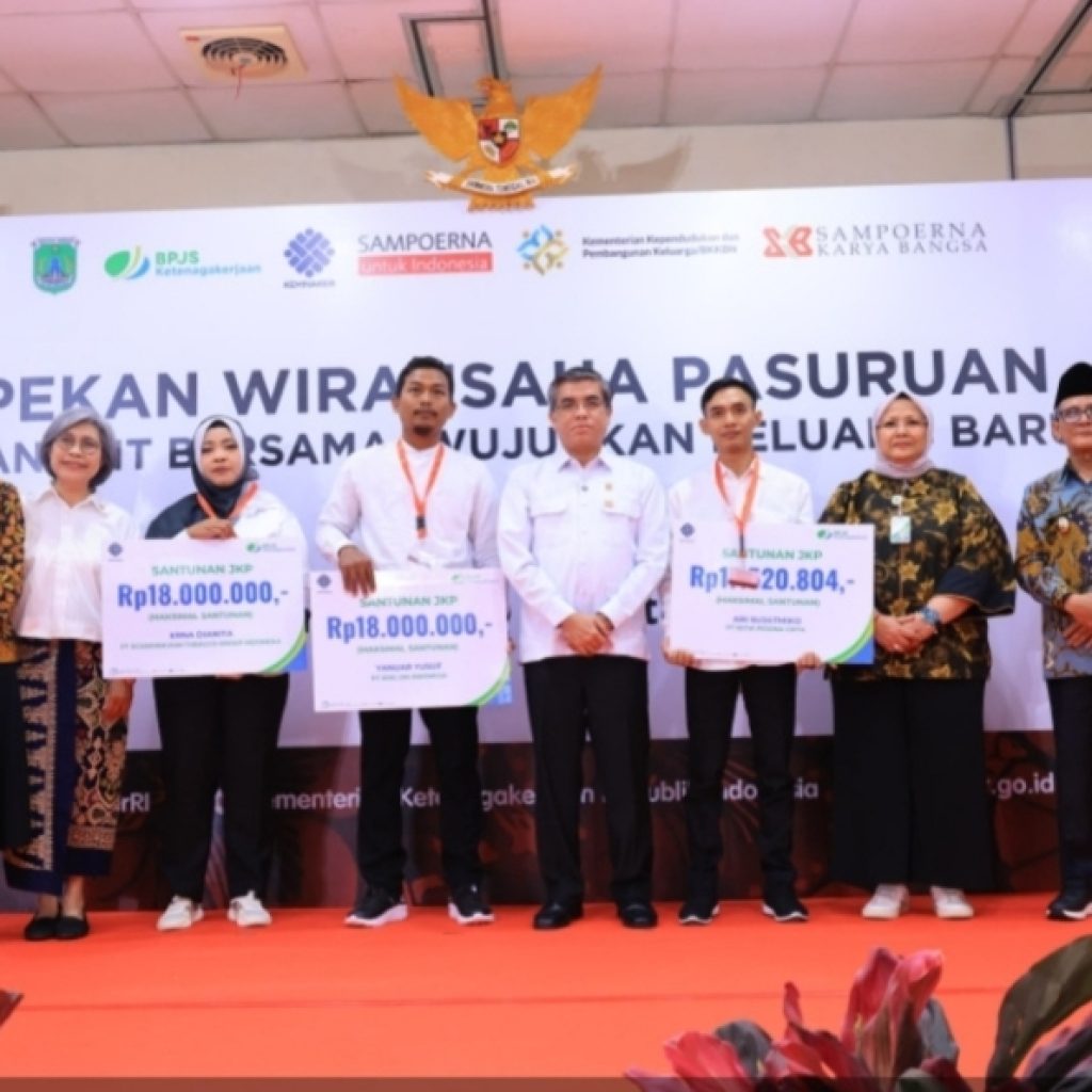 Kunjungan Ke Pasuruan, Menteri Yassierli Serahkan Santunan JKP