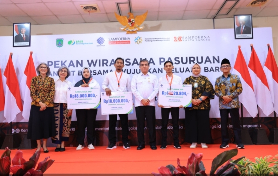 Kunjungan Ke Pasuruan, Menteri Yassierli Serahkan Santunan JKP