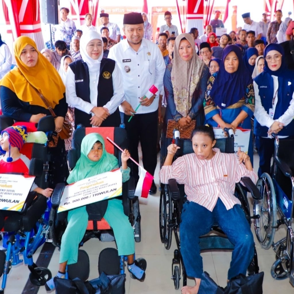 Pemprov Jatim Salurkan Baksos Rp12,6 Miliar untuk Masyarakat Sampang dan Bagikan Bendera Merah Putih 