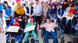 Pemprov Jatim Salurkan Baksos Rp12,6 Miliar untuk Masyarakat Sampang dan Bagikan Bendera Merah Putih 