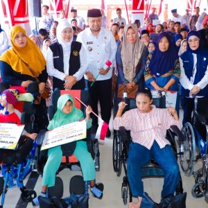 Pemprov Jatim Salurkan Baksos Rp12,6 Miliar untuk Masyarakat Sampang dan Bagikan Bendera Merah Putih 