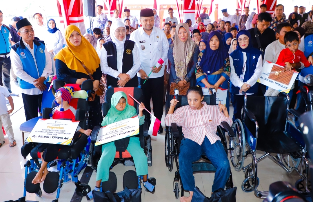 Pemprov Jatim Salurkan Baksos Rp12,6 Miliar untuk Masyarakat Sampang dan Bagikan Bendera Merah Putih 