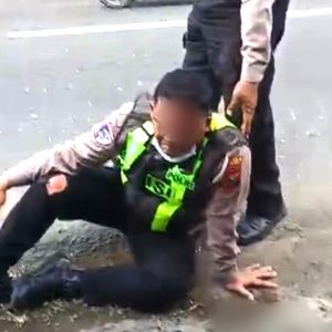 Viral di Blitar, Polisi Ditabrak Pick Up Saat Razia di Jalan