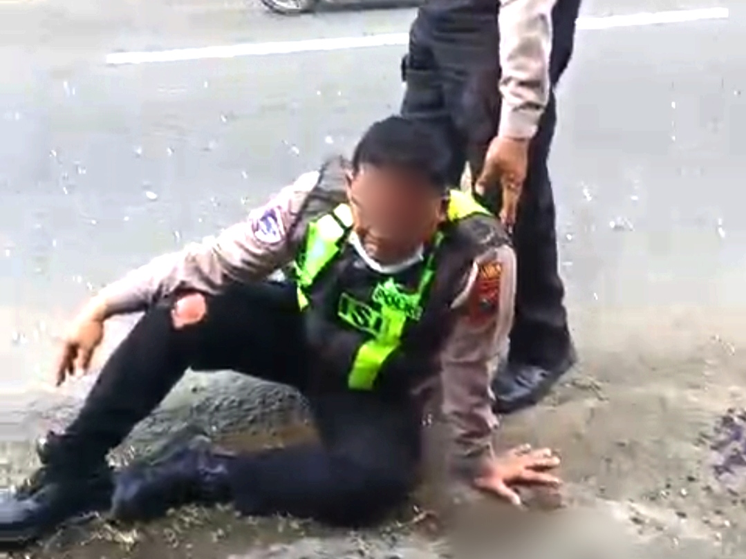 Viral di Blitar, Polisi Ditabrak Pick Up Saat Razia di Jalan