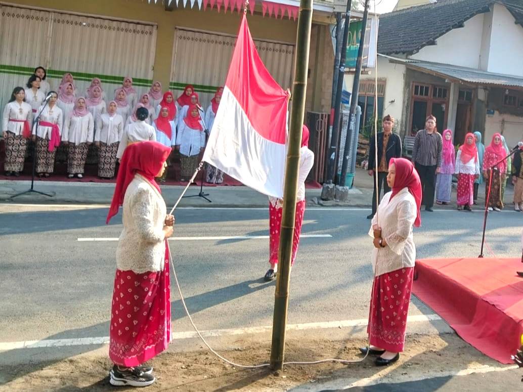 Simbol Kebersamaan dan Rasa Syukur Warga Kota Blitar Gelar Upacara Bendera