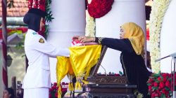 Ribuan Masyarakat Antusias dan Khidmat Ikuti Upacara HUT ke-80 RI di Grahadi