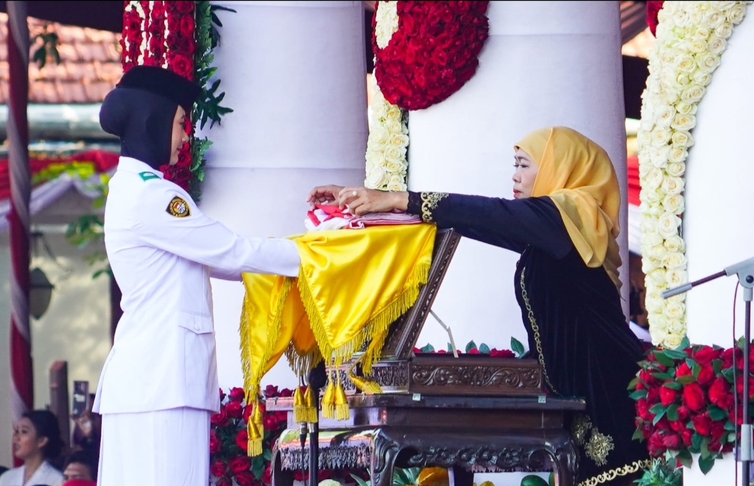 Ribuan Masyarakat Antusias dan Khidmat Ikuti Upacara HUT ke-80 RI di Grahadi