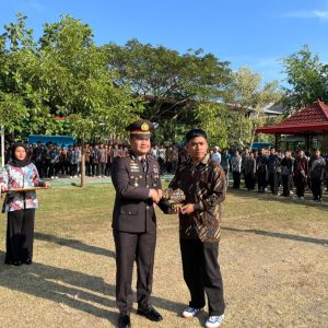 AKP Ade Andini Pimpin Upacara HUT Ke – 80 Kemerdekan RI Di SMK Yosonegoro