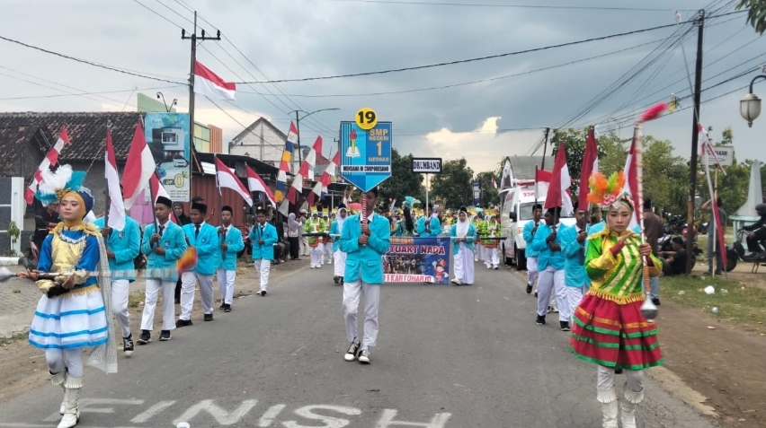SMPN 1 Tampil Memukau Dalam Karnaval Peringatan HUT Ke 80 RI Kecamatan Kartoharjo