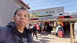 Kereta Api Lewat di Belakang Pasar Loak dan Kaki Lima, Pembeli Memilih Pin Antik