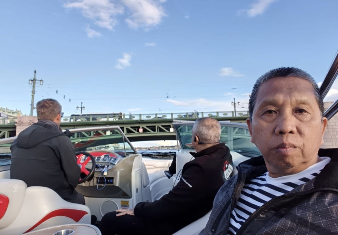 Wisata Sungai Saint Petersburg dengan Boat Kecil Cepat, “Subhanallah”
