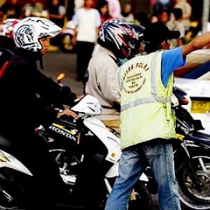 Pemkot Surabaya akan Tertibkan Polisi Cepek, Wali Kota Eri Mengaku Miris… Pemkot Surabaya akan Tertibkan Polisi Cepek, Wali Kota Eri Mengaku Miris…
