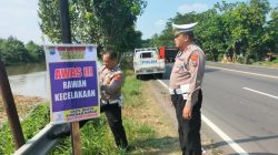 Polsek Balongbendo Pasang Rambu Lalin Hindari Lakalantas