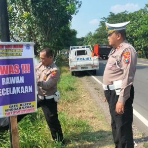 Polsek Balongbendo Pasang Rambu Lalin Hindari Lakalantas