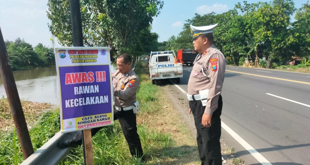 Polsek Balongbendo Pasang Rambu Lalin Hindari Lakalantas
