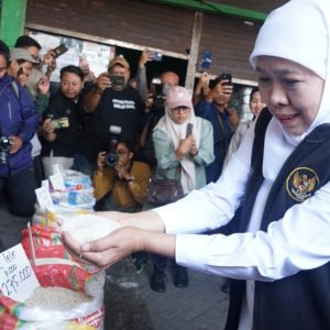 Gubernur Jatim Cek Harga Komoditas di Pasar Larangan