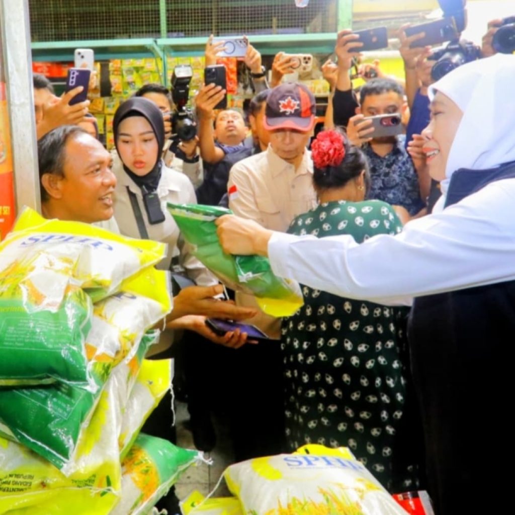 Pantau Harga Beras di Pasar Soponyono Surabaya, Gubernur Malah Bagi-bagi Beras 5Kg