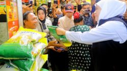 Pantau Harga Beras di Pasar Soponyono Surabaya, Gubernur Malah Bagi-bagi Beras 5Kg
